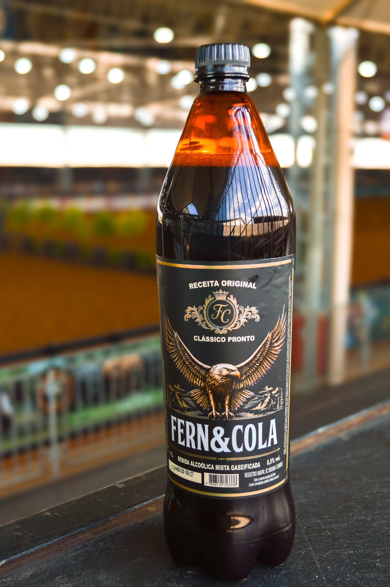 Garrafa de Fern&Cola 1 litro, bebida alcoólica mista gaseificada pronta para consumo